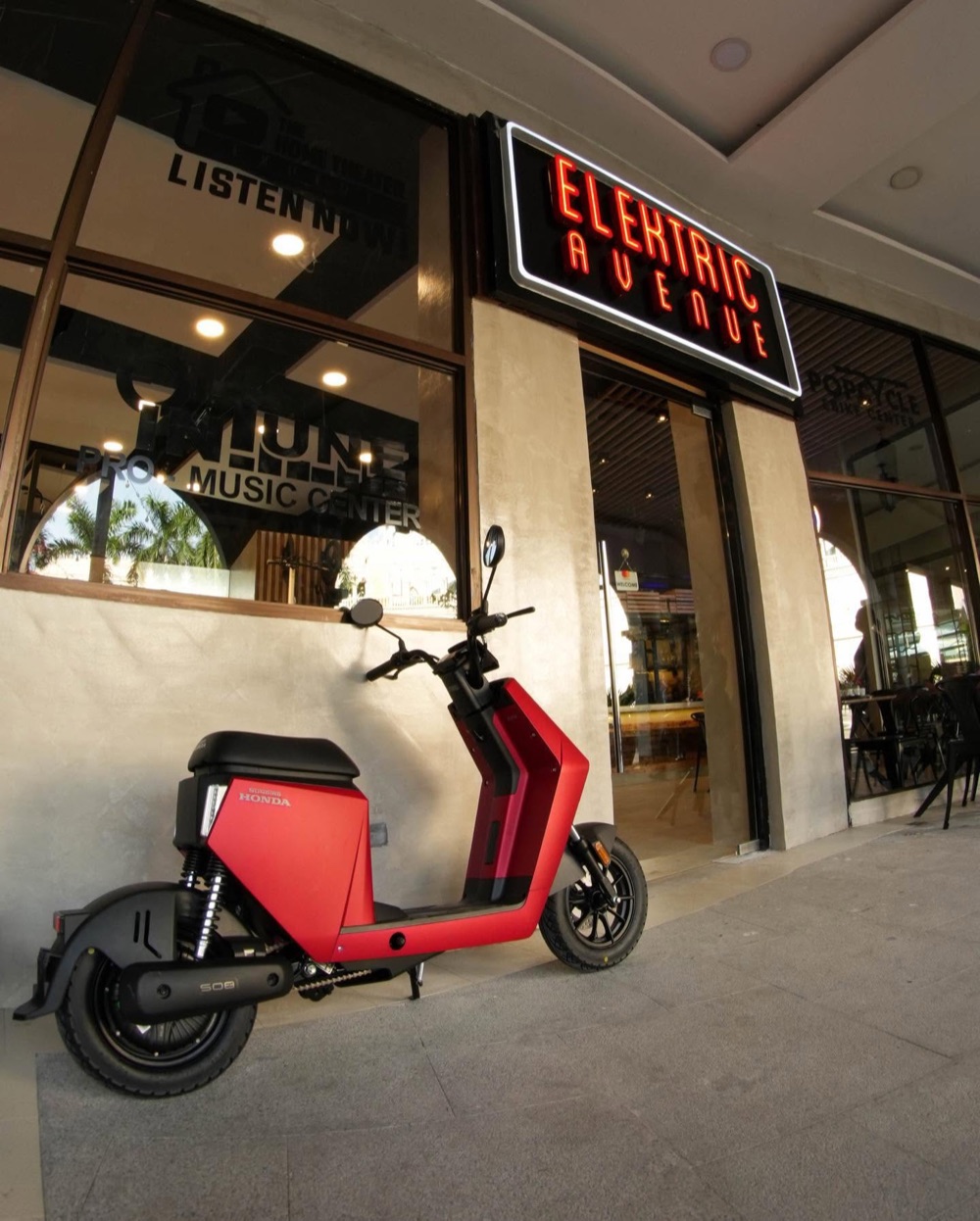 Elektric Avenue — photograph 1.
